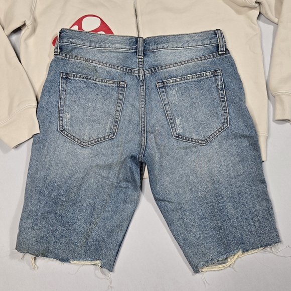 We The Free‎ Denim Short Size 26 Bermuda 10" Inseam Distressed Holes Frayed Hem - Picture 4 of 15
